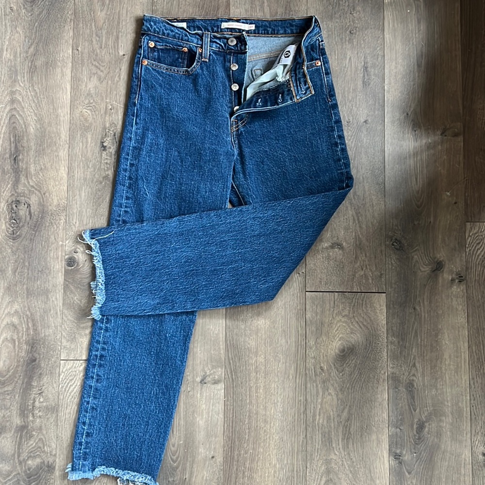 Levi’s straight leg 27